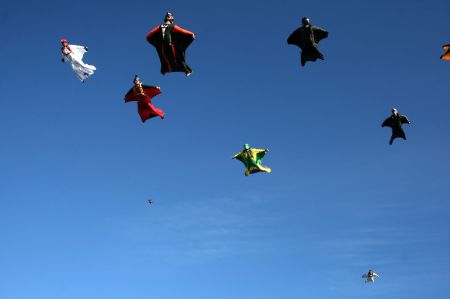 wingsuit-formation--Lutz-Luedtke